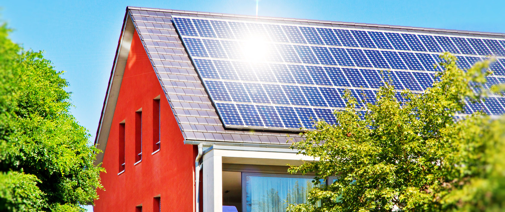 Zonnepanelen op een schuin dak van een woning